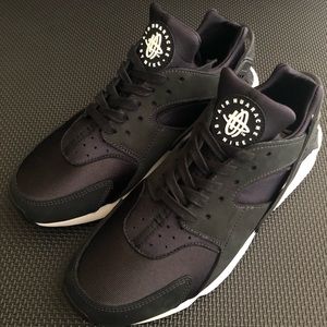 Nike Air Huarache LE “Off Noir”